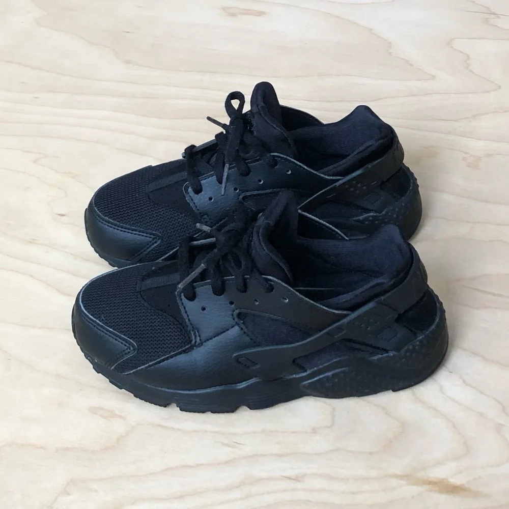 Nike Huarache Triple Black Sneakers Unisex Youth Size 3.